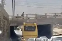( ویدیو) تکه‌پاره شدن سقف اتوبوس در اثر برخورد به پل کنار گذر پیرنیا در شیراز
