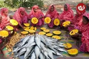 ببینید| غذای روستایی در هند؛ پخت یک غذای سنتی با ماهی صبور، کدو تنبل و سیب زمینی