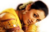 عکس| سفر در زمان؛ «رانی موکرجی ستاره بالیوود» در مراسم رونمایی از یک خودرو در دهلی نو؛ سال 1386