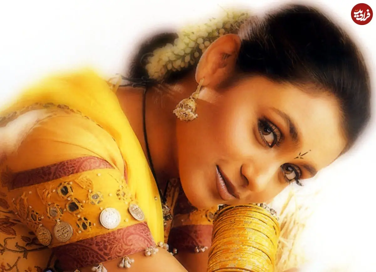 عکس| سفر در زمان؛ «رانی موکرجی ستاره بالیوود» در مراسم رونمایی از یک خودرو در دهلی نو؛ سال 1386