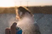 (ویدیو) لحظه هولناک آتش گرفتن صورت یک مرد با برف شادی