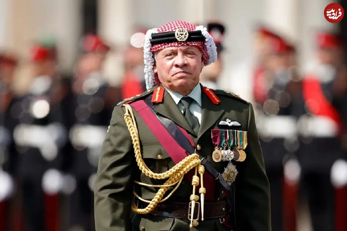 عکس| سفر در زمان؛ «ملک عبدالله دوم، پادشاه اردن» در حال سخنرانی در هتل دو ویل در پاریس؛ سال 1377