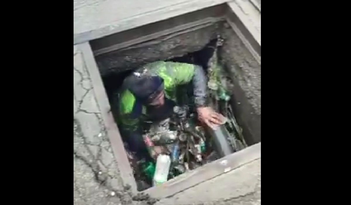 (ویدئو) تصویری پربازدید از یک کارگر شهرداری در کانال آب