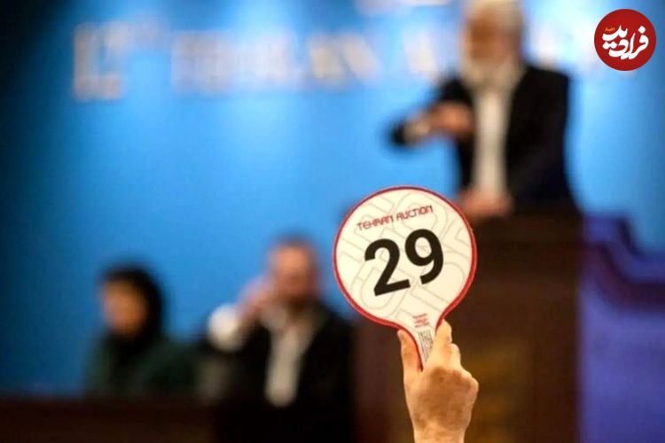 عکس؛ «دختر نشسته» حراجی تهران، تقلبی از آب درآمد