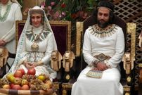 عکس| سفر زمان؛ عکس یادگاری «آسنات و منسه، همسر و دختر یوزارسیف» در پشت‌صحنه «یوسف پیامبر»