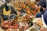 ببینید| غذای خیابانی در پاکستان؛ ماهی سرخ شده و کبابی در پیشاور