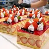 ببینید| غذای خیابانی در کره؛ مراحل تهیه کیک توت فرنگی خامه ای در سئول