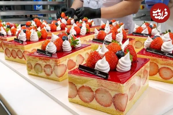 ببینید| غذای خیابانی در کره؛ مراحل تهیه کیک توت فرنگی خامه ای در سئول