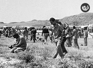 عکس| سفر زمان؛ لحظۀ ورود اسیر ایرانی از عراق به خاک ایران؛ سال 69