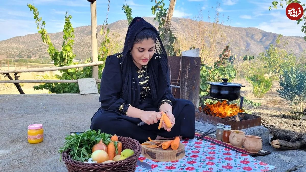 (ویدئو) غذای روستایی؛ پخت متفاوت یک غذا با پای مرغ توسط دختر جوان کردستانی