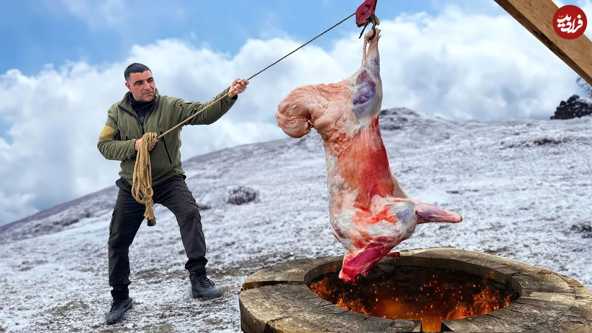 (ویدئو) غذای روستایی در آذربایجان؛ فرآیند پخت یک گوسفند در تنور زیر زمینی