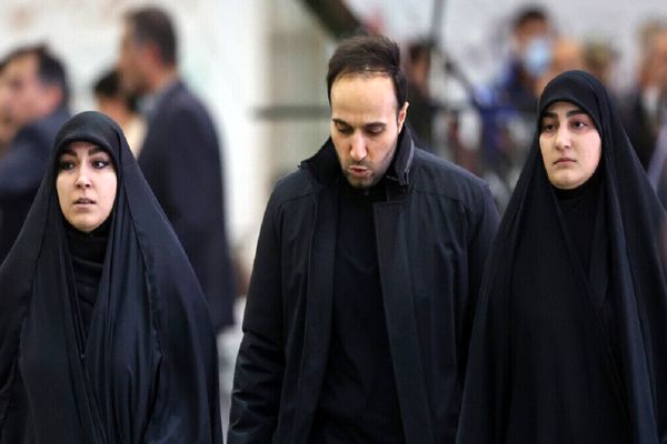 عکس؛ سفر در زمان؛ حضور همزمان 5 فرزند سردار سلیمانی در یک مراسم؛ سال 1402
