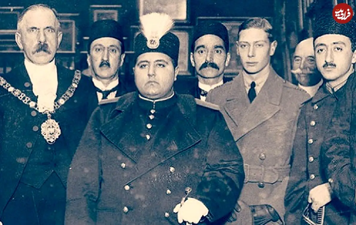 عکس؛ سفر در زمان؛ روایت یک تصویر تاریخی؛ وقتی آخرین شاه قاجار کنار پادشاه آینده بریتانیا ایستاد