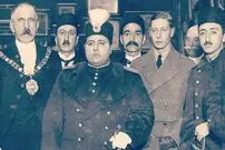 عکس؛ سفر در زمان؛ روایت یک تصویر تاریخی؛ وقتی آخرین شاه قاجار کنار پادشاه آینده بریتانیا ایستاد