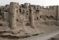 عکس| سفر به ایران قدیم؛ مردی با الاغش در حال بیرون آمدن از قلعه «ایزدخواست» در دوران قاجار