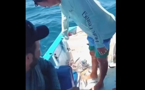 (ویدئو) روش جالب و خنده دار برای ماهیگیری در اقیانوس