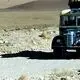 عکس| سفر زمان؛ یک مینی‌بوس در جادۀ خاکی قم اصفهان؛ 75 سال قبل