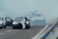 ببینید| حمله به خودروی حمل پول در جاده!  تصاویری از لحظه تیراندازی