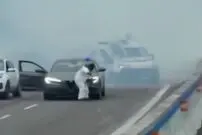 ببینید| حمله به خودروی حمل پول در جاده!  تصاویری از لحظه تیراندازی