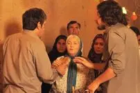 ببینید| چهره روز؛ گریه ها و صحبت های «مینا جعفرزاده» در مراسم تشییع اکبر عبدی