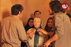ببینید| چهره روز؛ گریه ها و صحبت های «مینا جعفرزاده» در مراسم تشییع اکبر عبدی