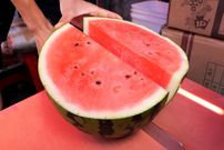 ببینید؛ نگاهی نزدیک به برش زدن هندوانه، طالبی و آناناس به روش فروشنده کره ای