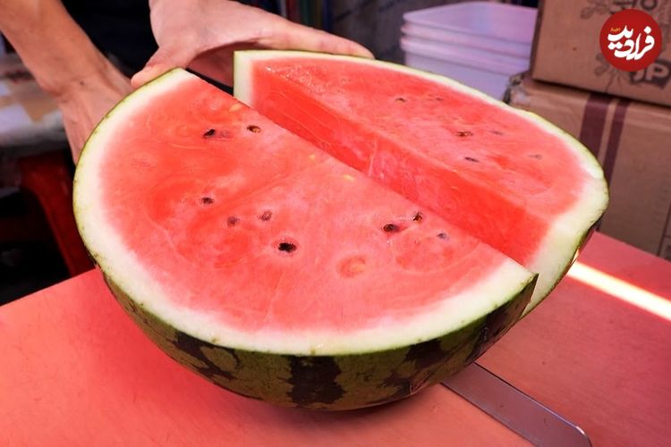 ببینید؛ نگاهی نزدیک به برش زدن هندوانه، طالبی و آناناس به روش فروشنده کره ای