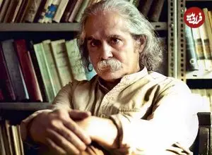 عکس| سفر در زمان؛ «مهدی اخوان ثالث» در کنار مزار «صادق هدایت» در پاریس؛ دهه 60