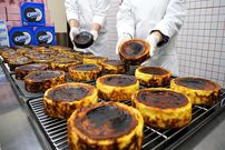 ببینید؛ غذای خیابانی در کره؛ پخت چیز کیک اسپانیایی در سئول
