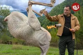 ببینید| غذای روستایی در آذربایجان؛ کباب کردن یک شترمرغ کامل روی آتش