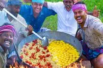 ببینید| غذای روستایی در هند؛ پخت یک غذای سنتی با برنج سرخ شده، مرغ و تخم مرغ