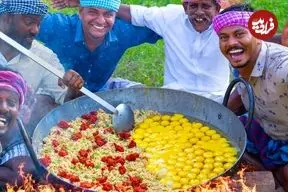 ببینید| غذای روستایی در هند؛ پخت یک غذای سنتی با برنج سرخ شده، مرغ و تخم مرغ