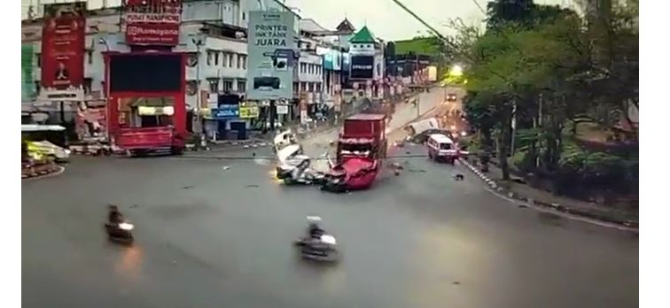 (ویدئو) لحظه له شدن خودروها زیر چرخ‌های کامیون ترمز بریده