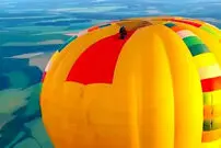 ببینید| پرش تاریخی با دوچرخه از بالن در ارتفاع ۹۰۰ متری