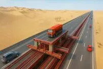ببینید| چگونه چینی ها در بیابان 500 کیلومتر بزرگراه ساختند؟