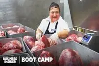 (ویدئو) ببینید بزرگترین کافه تریا ارتش آمریکا چگونه به 4500 نفر غذا می دهد