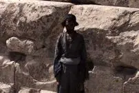 عکس| سفر به ایران قدیم؛ کشاورز روستایی در کنار «مقبرۀ کوروش»؛ یک قرن قبل
