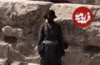 عکس| سفر به ایران قدیم؛ کشاورز روستایی در کنار «مقبرۀ کوروش»؛ یک قرن قبل