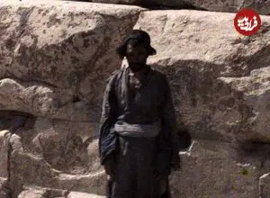 عکس| سفر به ایران قدیم؛ کشاورز روستایی در کنار «مقبرۀ کوروش»؛ یک قرن قبل