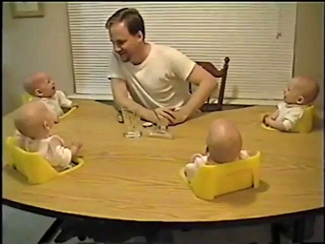(ویدئو) چهارقلوهای خندانی که با هر حرف پدرشان ریسه می روند