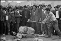 (عکس) پهلوان پنبه در حال معرکه گیری در غرب ایران؛ سال 1353