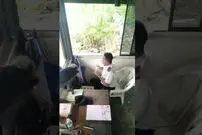 (ویدئو) میمون خفت گیر؛ نگهبان بی نوا ساندویچ را دو دستی تقدیم کرد!