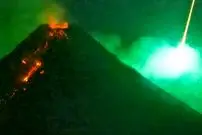عکس| انفجار زمرد فضایی بر فراز آتشفشان؛ لحظه‌ای که چشم جهان را خیره کرد