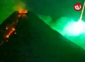 عکس| انفجار زمرد فضایی بر فراز آتشفشان؛ لحظه‌ای که چشم جهان را خیره کرد