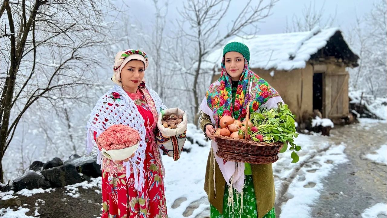 (ویدئو) پخت جالب خورشت فسنجان با گوشت چرخ کرده توسط دو بانوی روستایی گیلانی