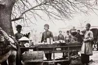 عکس| سفر زمان؛ تصویری از مردان قاجاری در حال چای خوردن در زیر سایبان