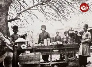 عکس| سفر زمان؛ تصویری از مردان قاجاری در حال چای خوردن در زیر سایبان