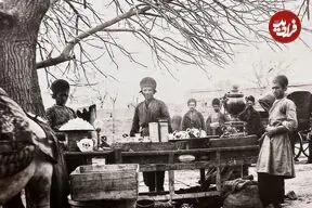 عکس| سفر زمان؛ تصویری از مردان قاجاری در حال چای خوردن در زیر سایبان