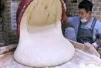 (ویدئو) غذای خیابانی در کره؛ پخت اسنک، دونات و سوسیس در سئول