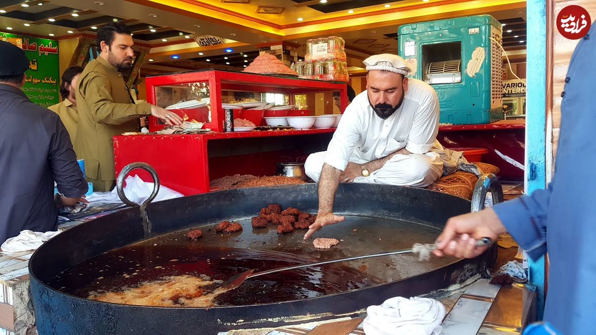 (ویدئو) ببینید سلیم صافی سالار مشهور چگونه چاپلی کباب محبوب افغان ها را طبخ می کند